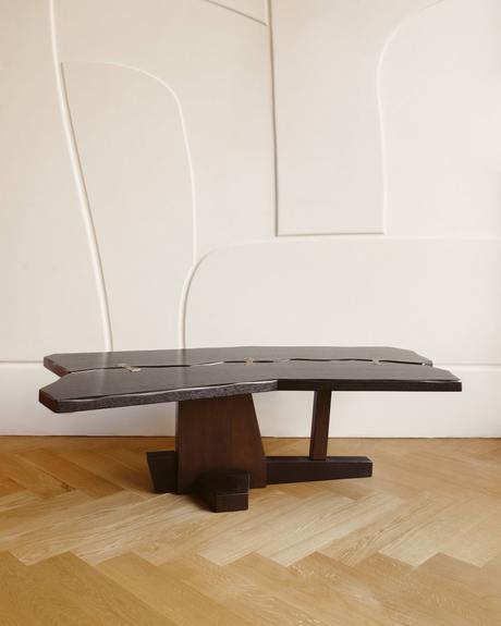Table basse sculptée — Maison Orzac